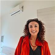 Insegnante di economia aziendale impartisce lezioni a ragazzi/e del tecnico economico e del professionale servizi commerciali